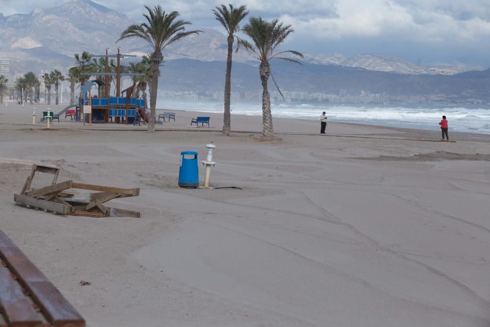 Vecinos de Playa de San Juan denuncian el abandono de las sillas de los socorristas