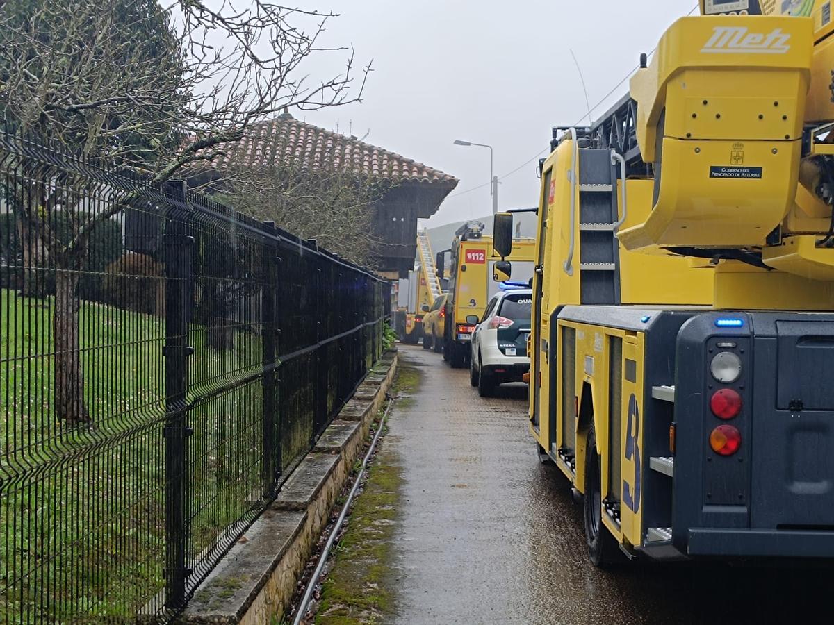 Los efectivos desplazados por el incendio de una casa en Villabona.