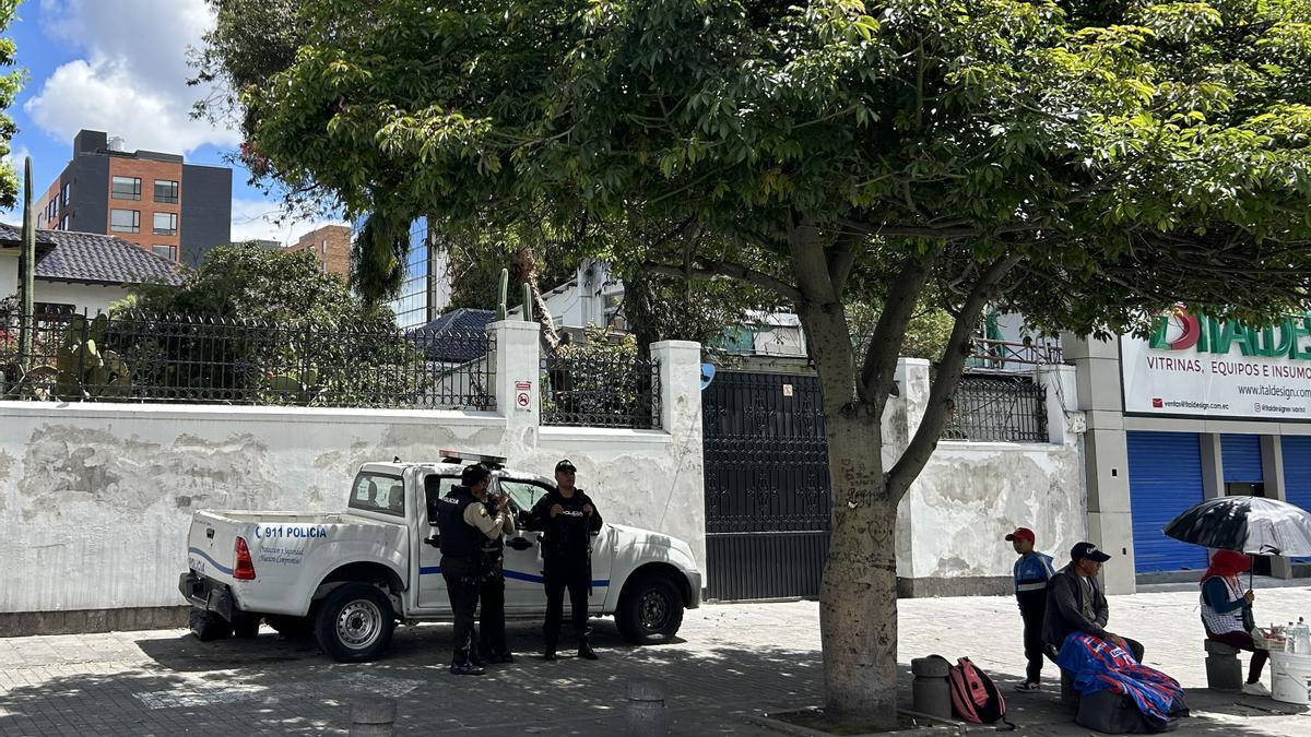 Archivo - Despliegue policial junto a la Embajada de México en Quito, Ecuador