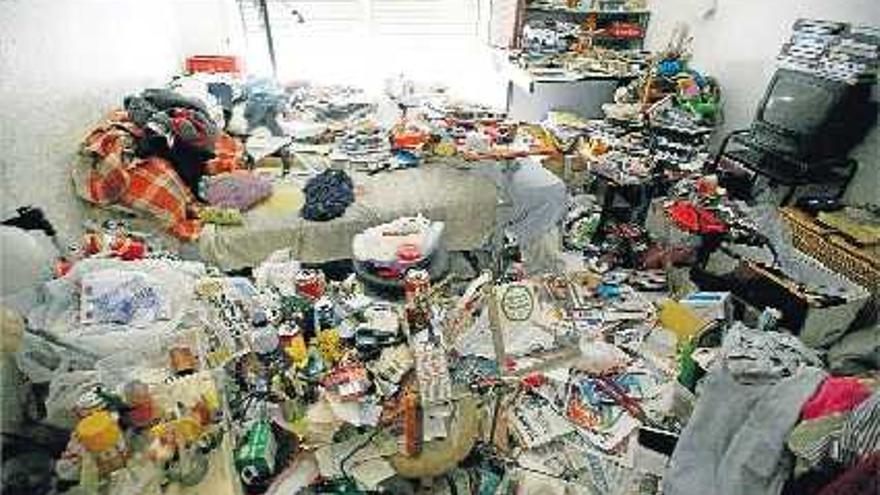 Arriba, dormitorio del inquilino repleto de basura y debajo la nevera con comida putrefacta