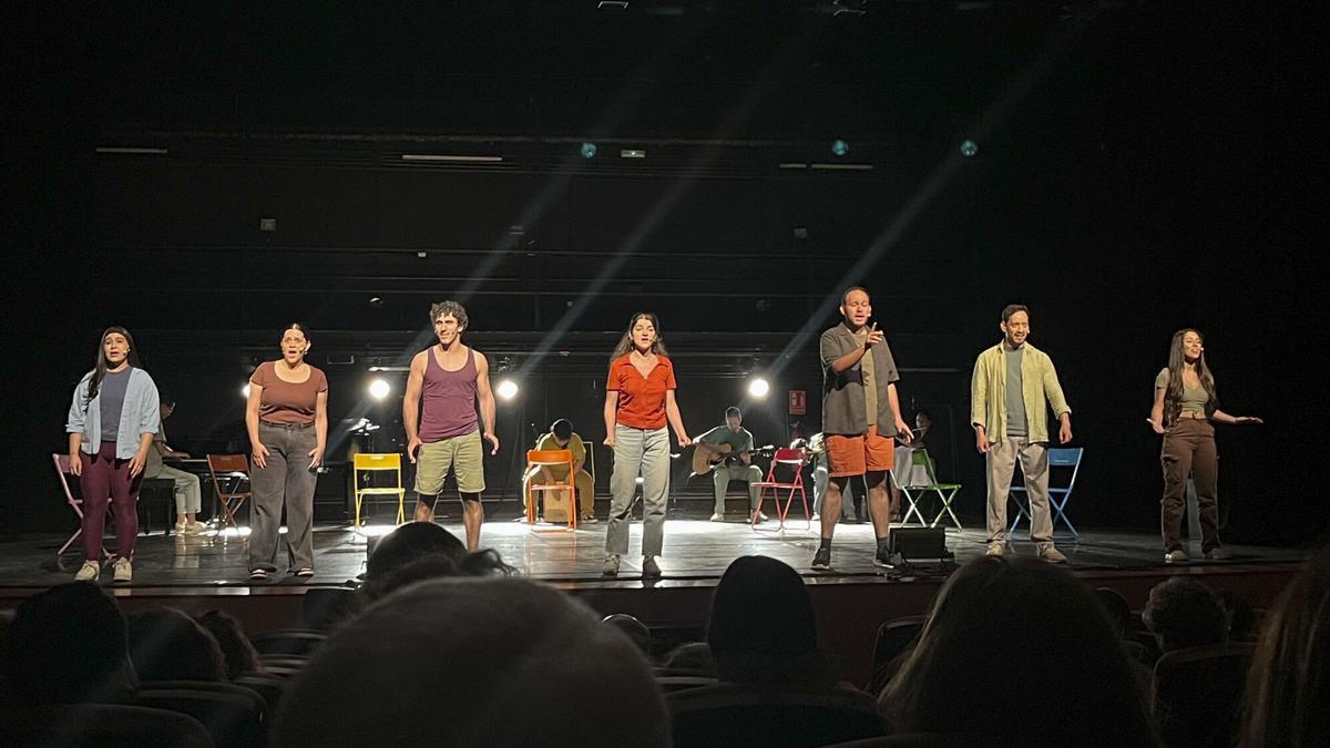 *ACOMPAÑA CRÓNICA* Madrid, 20/07/2025.- Son las ocho de la tarde del 16 de julio en el teatro del Instituto Francés de Madrid cuando catorce artistas, en su mayoría migrantes, entran en escena para representar un musical que recoge las vivencias de personas extranjeras en talleres de artes escénicas, donde se ofrece "un refugio" libre de críticas para que aquellos que llegan solos y vulnerables puedan crear redes de apoyo. A lo largo de una hora, ‘Taller de Migrantes’ ofrece una ventana al público para ver en primera persona una versión musicalizada de las sesiones que se llevan a cabo en los talleres de un proyecto financiado por la Unión Europea que busca demostrar que el teatro puede salir de los escenarios, atravesar muros y enfrentar desafíos como "la salud, la cárcel o la migración". EFE/Isabel Toscano y Míriam Sierra