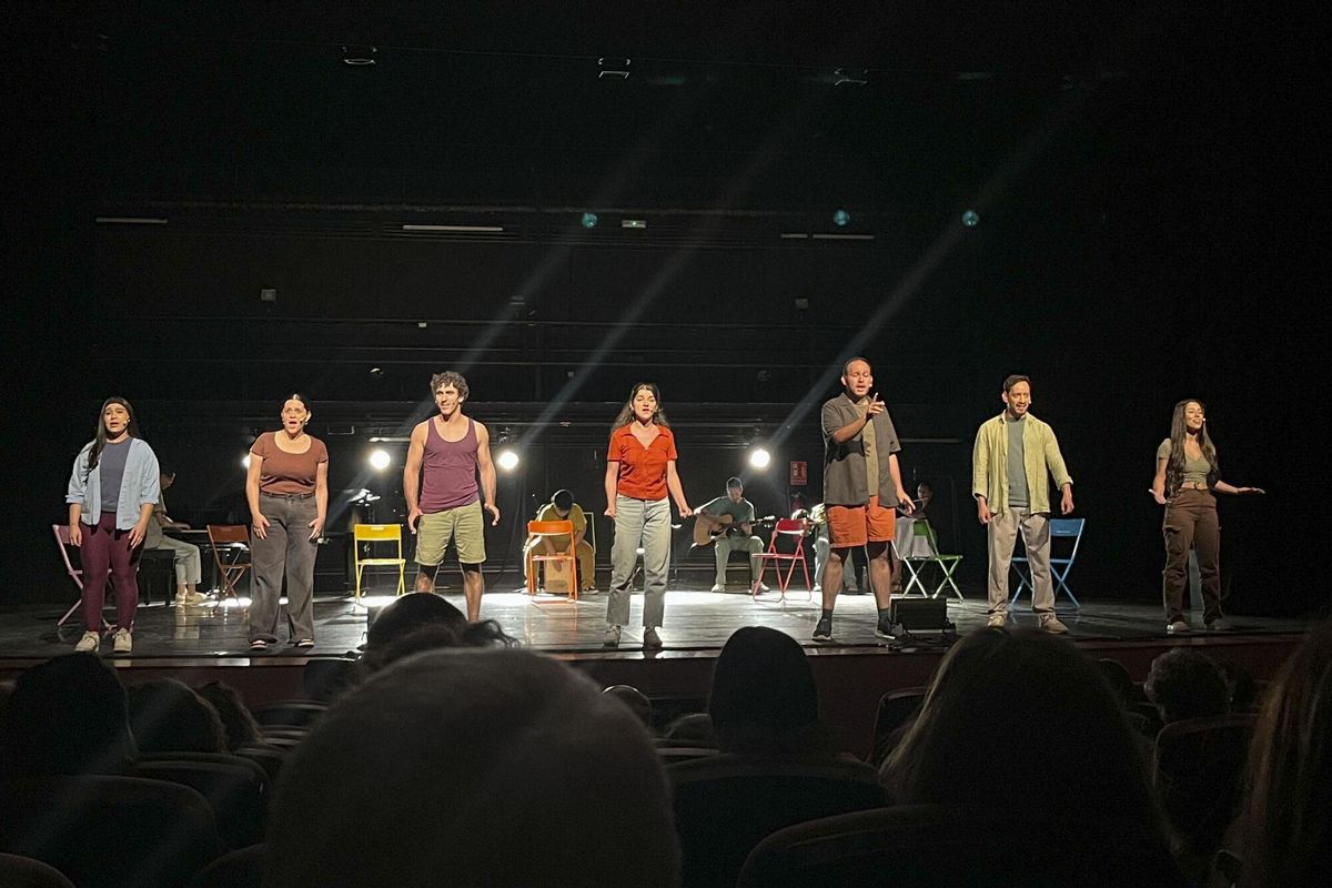 *ACOMPAÑA CRÓNICA* Madrid, 20/07/2025.- Son las ocho de la tarde del 16 de julio en el teatro del Instituto Francés de Madrid cuando catorce artistas, en su mayoría migrantes, entran en escena para representar un musical que recoge las vivencias de personas extranjeras en talleres de artes escénicas, donde se ofrece "un refugio" libre de críticas para que aquellos que llegan solos y vulnerables puedan crear redes de apoyo. A lo largo de una hora, ‘Taller de Migrantes’ ofrece una ventana al público para ver en primera persona una versión musicalizada de las sesiones que se llevan a cabo en los talleres de un proyecto financiado por la Unión Europea que busca demostrar que el teatro puede salir de los escenarios, atravesar muros y enfrentar desafíos como "la salud, la cárcel o la migración". EFE/Isabel Toscano y Míriam Sierra