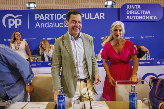 Juanma Moreno justifica las cesiones a Vox ante el PP andaluz: "La otra opción era ir a otras elecciones"