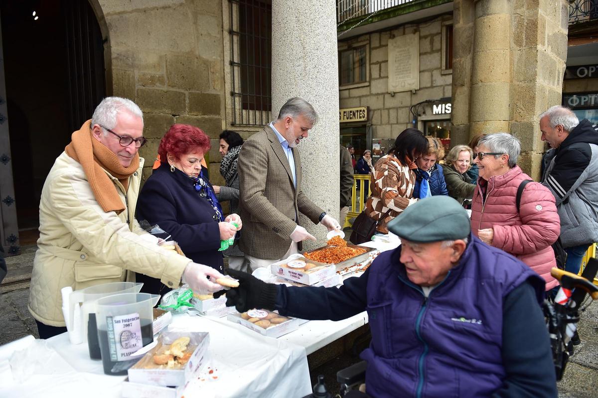 800 raciones de migas y 70 litros de ponche para abrir boca en la celebración del patrón de Plasencia.