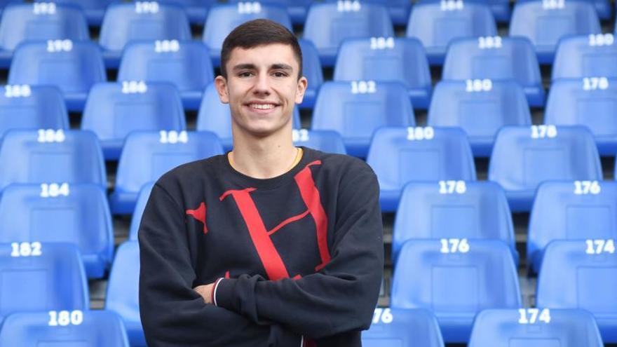 Juan Rodríguez posa en Riazor, el estadio donde anhela jugar desde que es un niño.