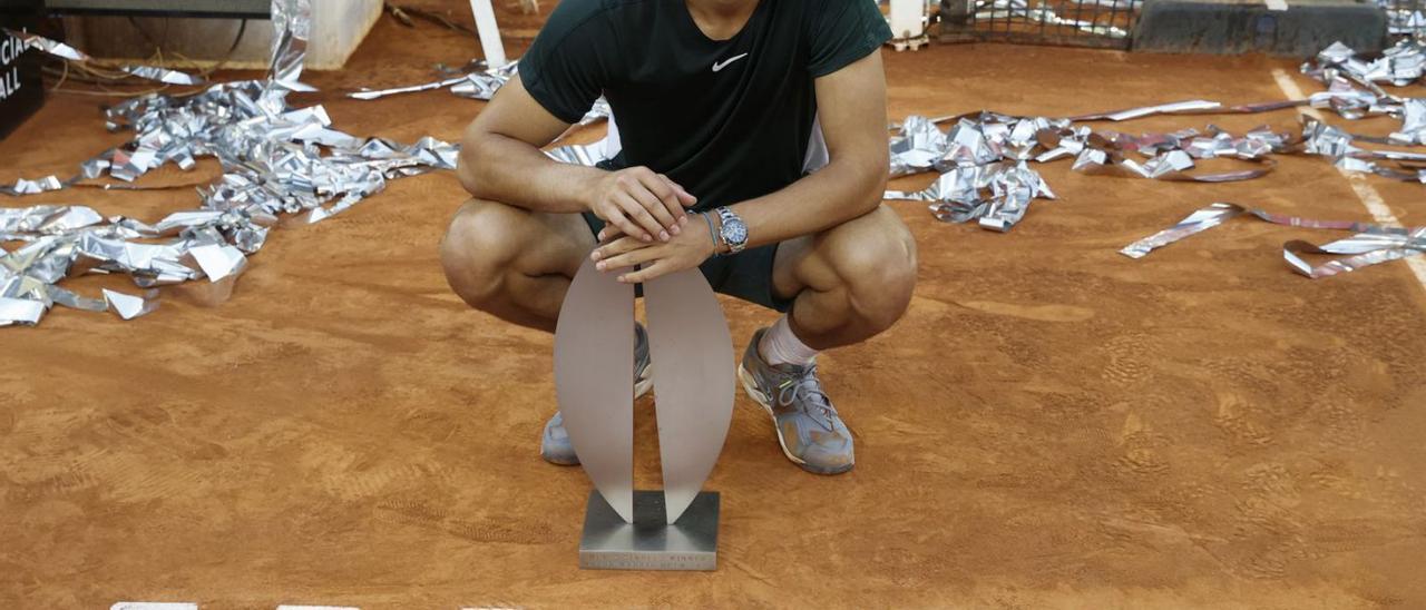 Carlos Alcaraz posa con el trofeo del Madrid Mutua Open. |  // EFE