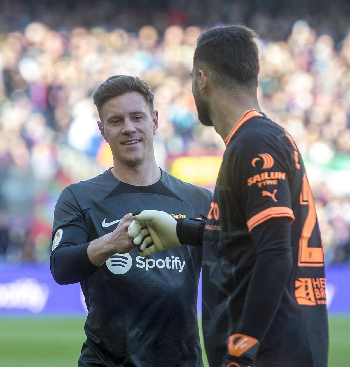 Ter Stegen y Mamardashvili con zamarra negra en homenaje al portero vasco Iribar durante el partido de liga entre el Barça y el Valencia