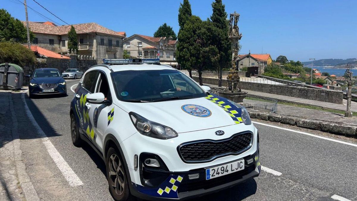 Una patrulla de la Policía Local, en las inmediaciones del cruceiro de O Hío.
