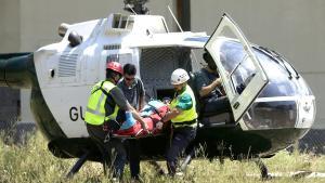 HUE01 Benasque (Huesca), 03/08/03.- Efectivos de la Guardia Civil de Montaña trasladan al montañero británico de 59 años que   resultó hoy herido grave al sufrir una caída de veinte metros y golpearse contra unas rocas en el Ibón de Coronas del Collado Coronas, en la localidad del pirineo oscense de Benasque. EFE/ANGEL SAHUN