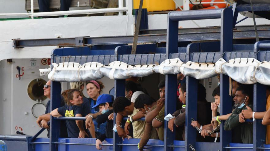 Archivo - Un barco con migrantes llega al puerto de Catania, en Sicilia