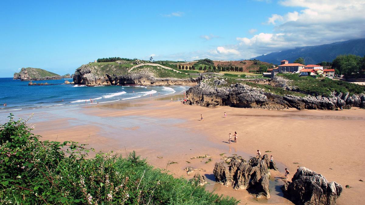 Playa de La Palombina-Las Cámaras, en Celoriu (Llanes), en una imagen de archivo.