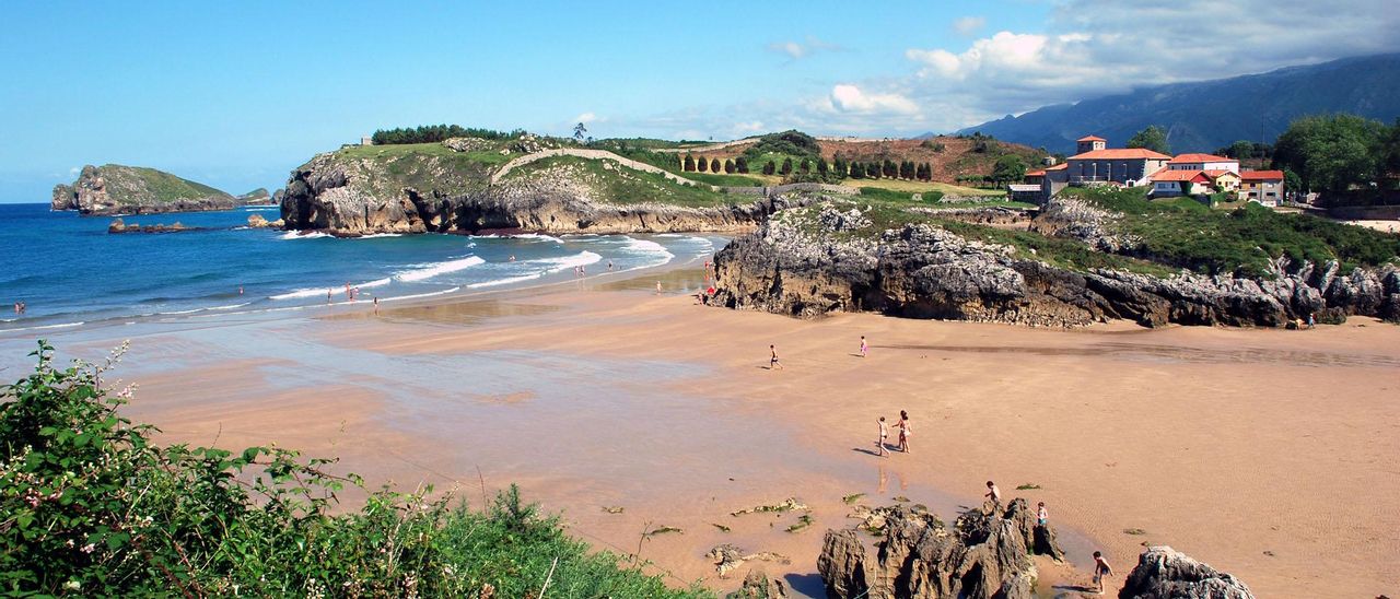 Playa de La Palombina-Las Cámaras, en Celoriu (Llanes), en una imagen de archivo.