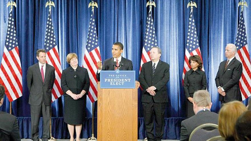 De izquierda a derecha, Geithner, Romer, Obama, Summers, Barnes y Biden, durante la presentación del equipo económico.