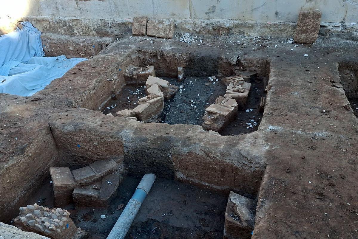 Vista de las tumbas romanas localizadas en la calle Hilera, mientras se construye el metro de Málaga.