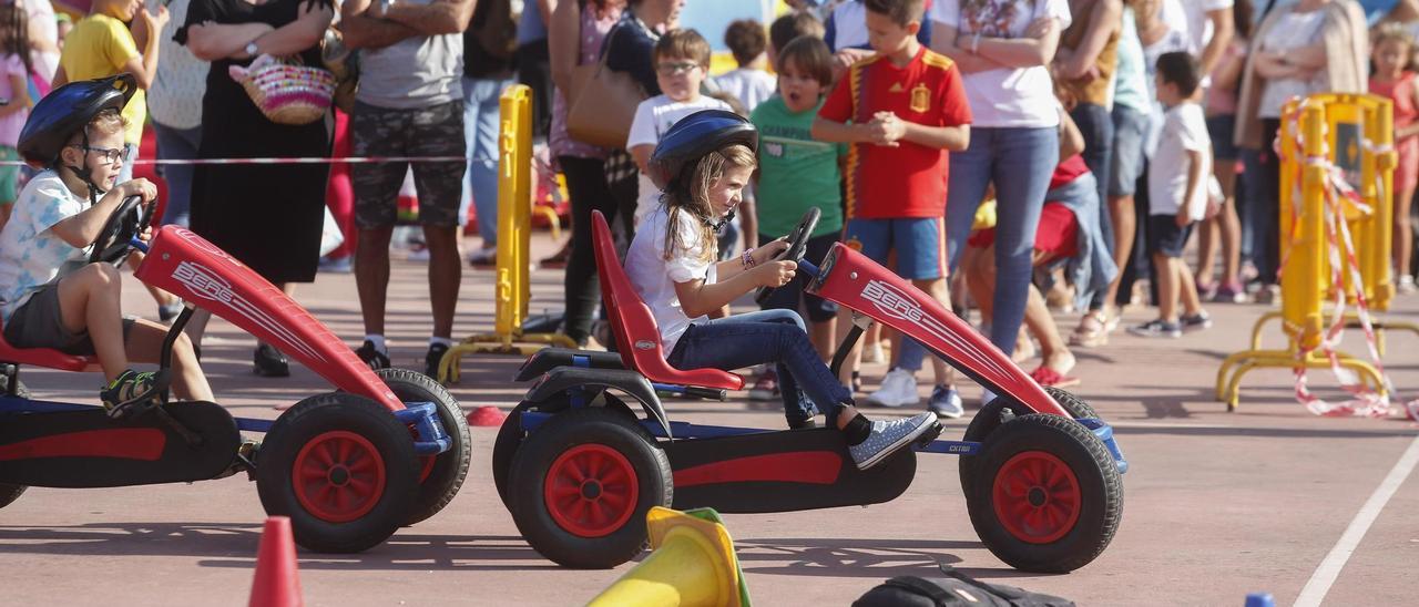 Padres y niños en la pista de la Exposición hace dos años.