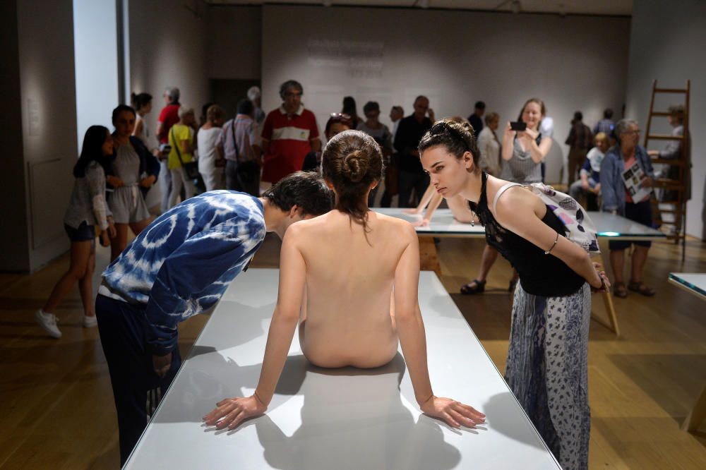 Visitantes observan una obra durante una Exposición en el Museo de Bellas Artes de Bilbao.