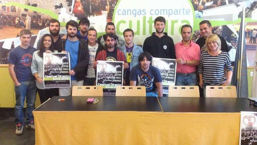 Representantes de los grupos y del Concello presentaron ayer el cartel del festival.