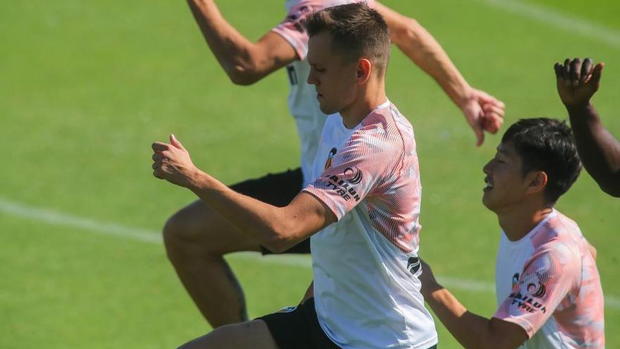 Cheryshev y Kang In Lee, durante el entrenamiento de ayer en Paterna antes de partir a Bilbao.