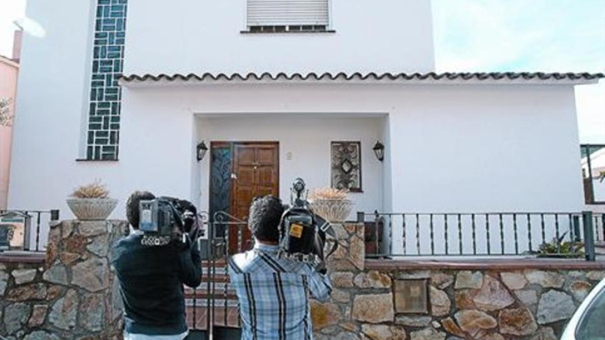 Unos periodistas graban la casa donde se produjo el asesinato.