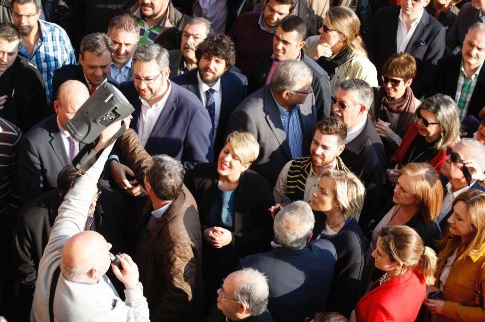 Los cofrades se manifiestan por la Semana Santa tradicional