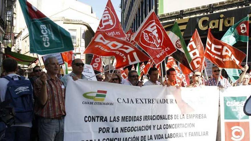 250 personas piden en Cáceres la retirada del ERE &quot;salvaje&quot; de Liberbank