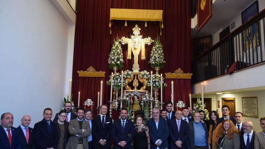 Salesianos bendice una rica cruz de orfebrería para sus verbenas de mayo