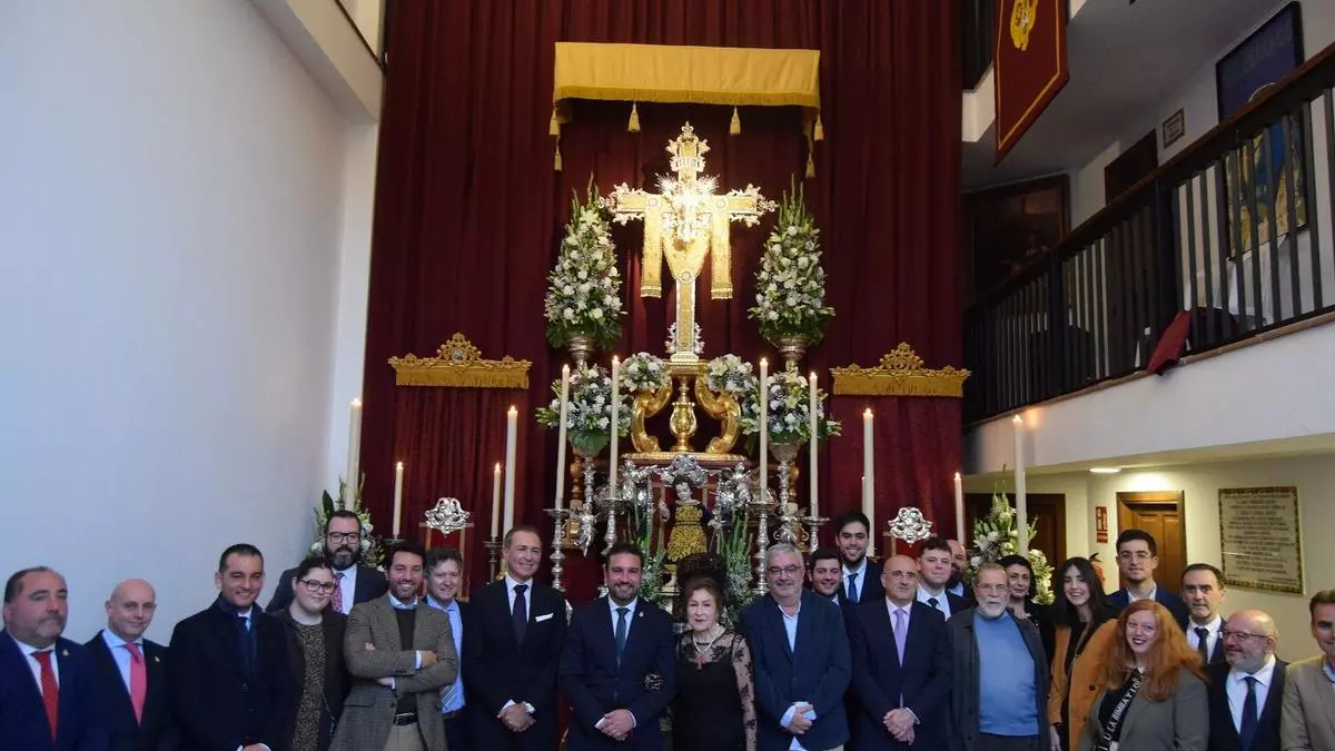 Salesianos bendice una rica cruz de orfebrería para sus verbenas de mayo