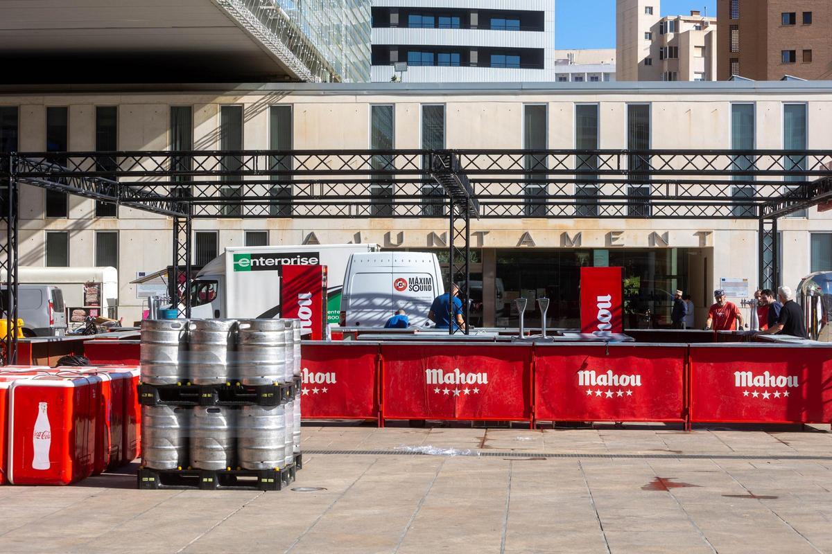 Así es el montaje de la zona "gastro" del Benidorm Fest y los exteriores del Palau