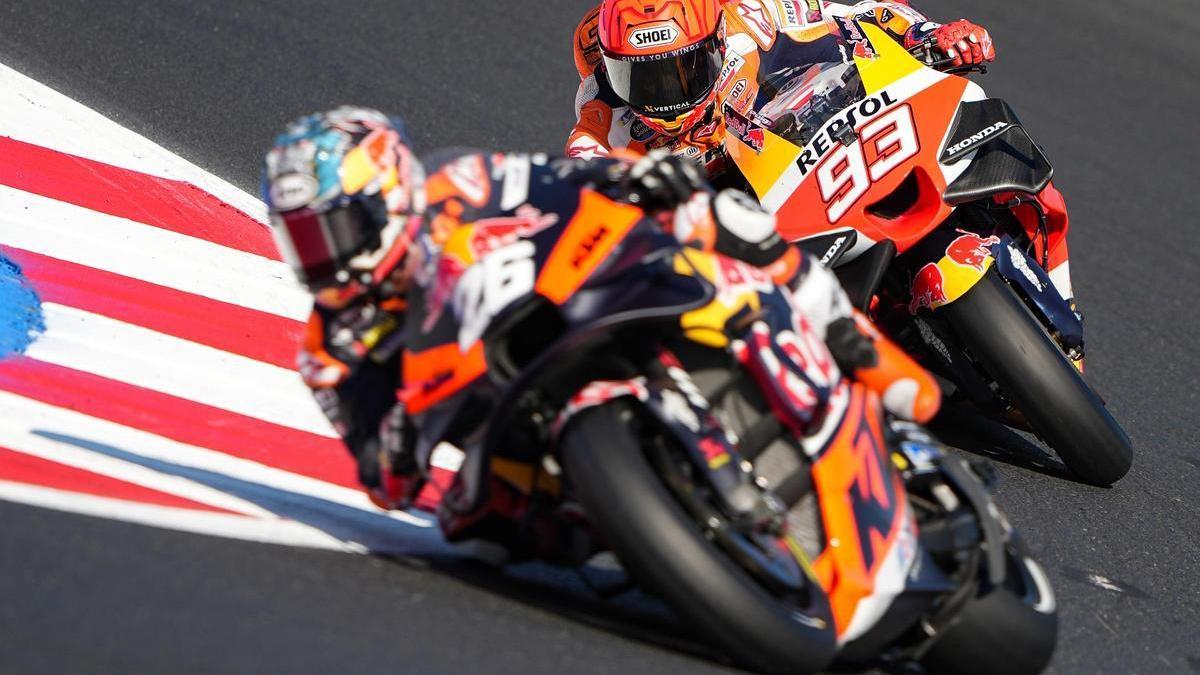 Marc Márquez (Honda) persigue a Dani Pedrosa (KTM), en Misano.