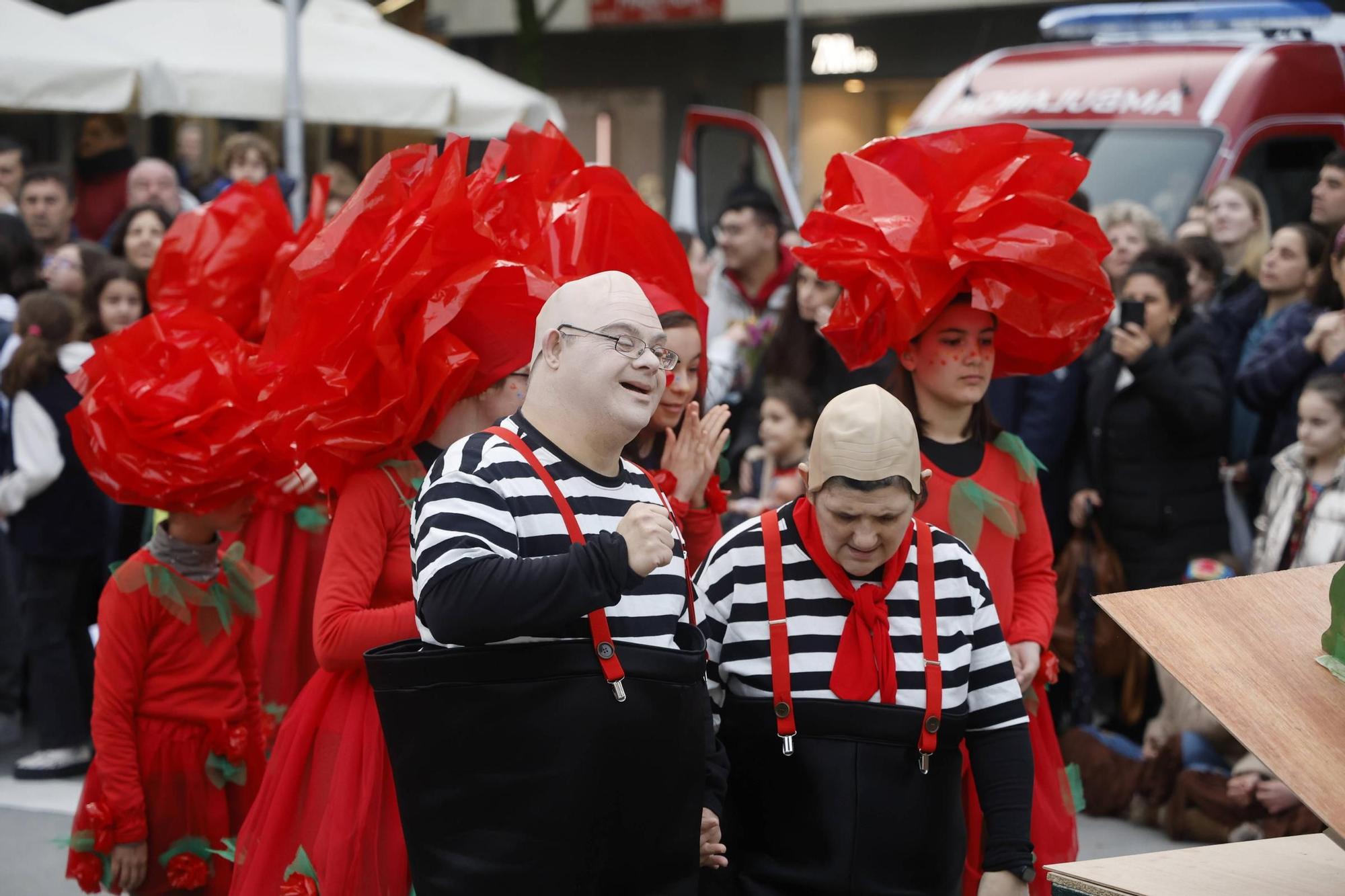 Santiago disfruta del tradicional desfile de martes de Entroido