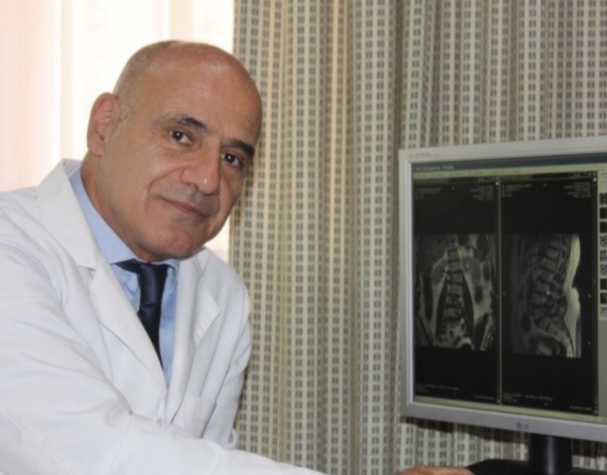 El doctor Ángel Vega Curiel, Especialista en traumatología y cirugía ortopédica. Doctor en Medicina y Cirugía por la Universidad de Sevilla. Traumatólogo de la Mutualidad  Española de Futbolistas.