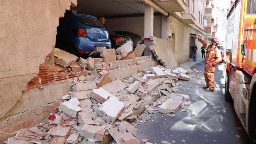 Tramo de pared de un aparcamiento privado que ayer cayó sobre la acera de la calle G. Romeu.