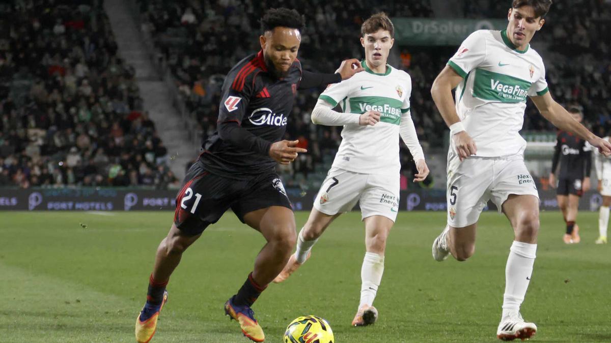 Akor Adams frena la caída del Sevilla y castiga las dudas del Elche Akor Adams frena la caída del Sevilla y castiga las dudas del Elche