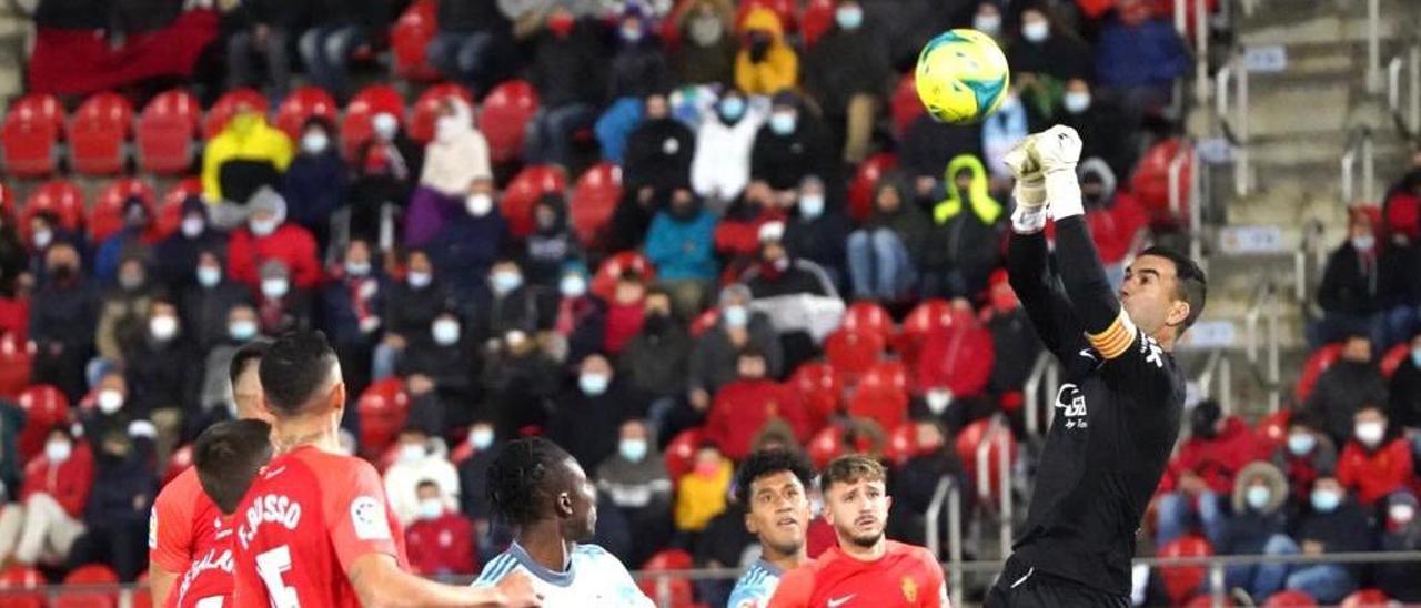 Reina despeja el balón durante el partido en Son Moix.