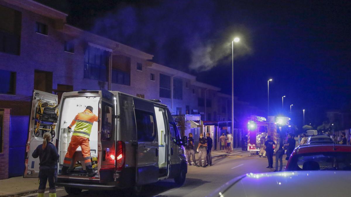 Efectivos de los bomberos, la policía y el SES, anoche en el operativo por el incendio.