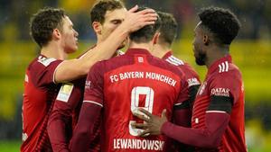 Los jugadores del Bayern felicitan a Lewandoswki tras uno de sus goles al Dortmund.