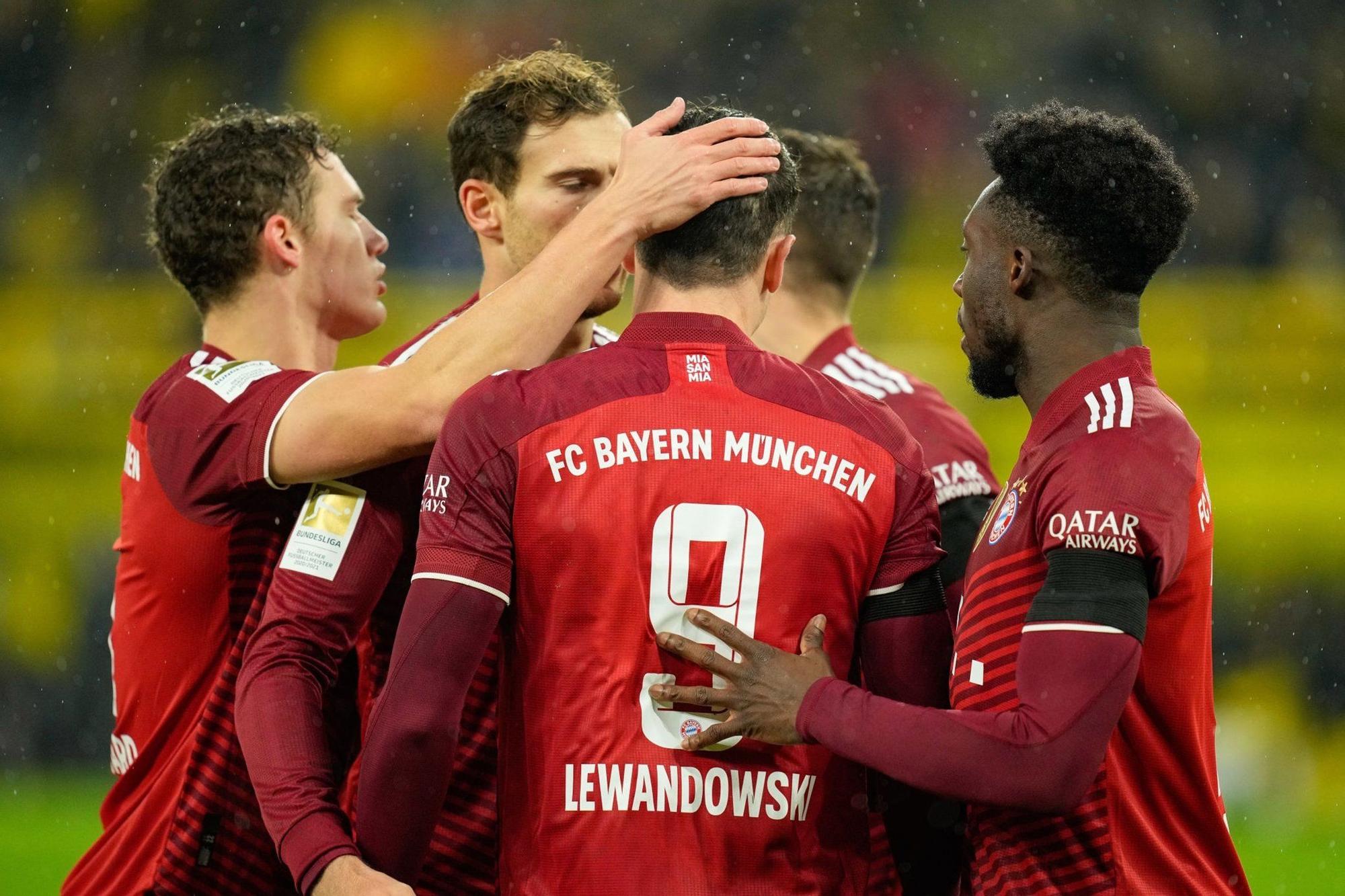 Los jugadores del Bayern felicitan a Lewandoswki tras uno de sus goles al Dortmund.