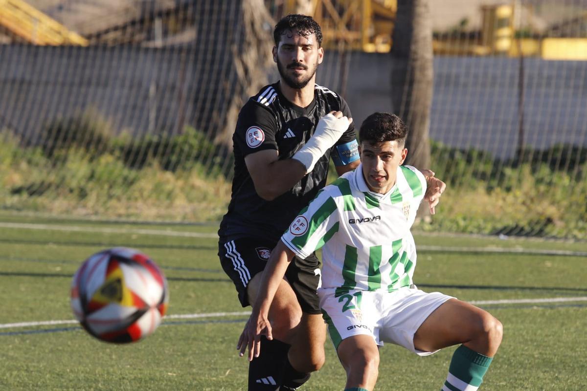 Alberto Bermejo protege el esférico durante una acción del choque entre el Córdoba CF B y el Gerena.