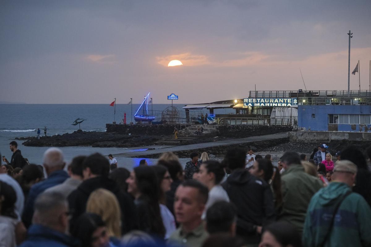 Espectáculo de drones en Las Canteras para anunciar el nuevo disco de Quevedo, 'El Baifo'