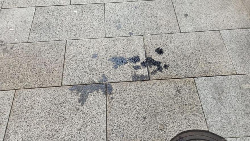 Restos de aceite del motor de una furgoneta en la acera.