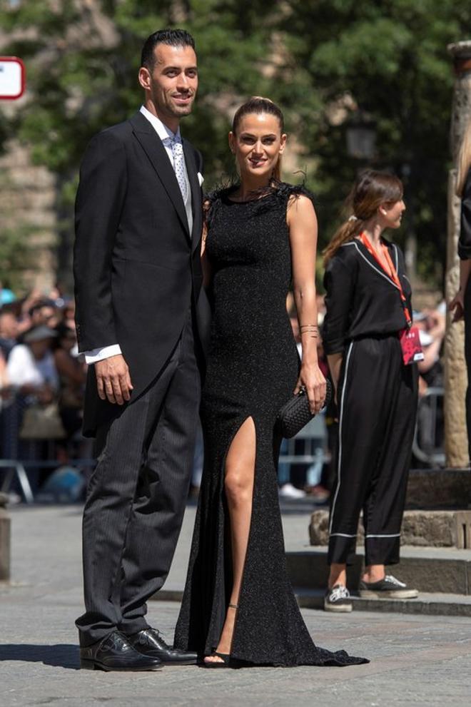 El futbolista Sergio Busquets y su esposa Ana Galera, a su llegada a la Catedral de Sevilla para asistir este sábado a la boda de la presentadora Pilar Rubio y el futbolista Sergio Ramos.
