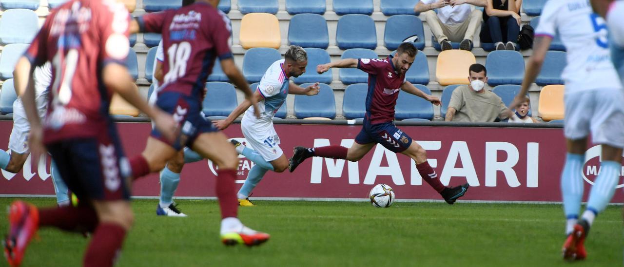 Álex González controla un balón ante un defensa del Compostela.