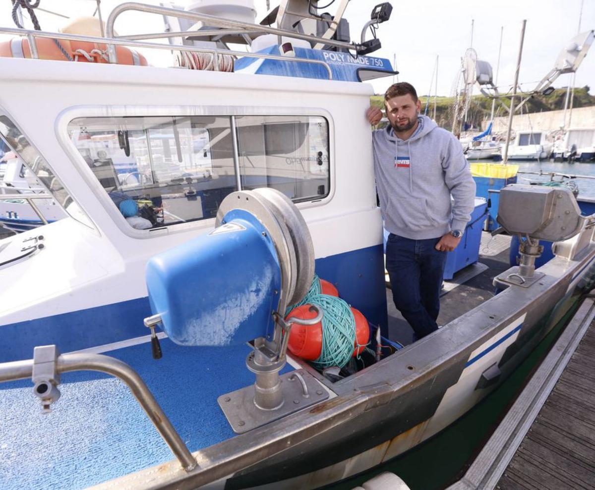 Abraham Mazuelas en el puerto de Luanco. | LUISMA MURIAS/MIKI LÓPEZ