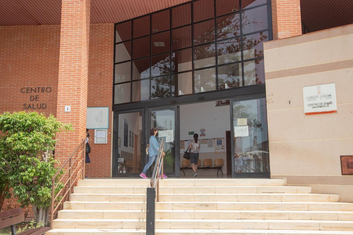 Fachada del centro de salud de Santa Pola este pasado verano