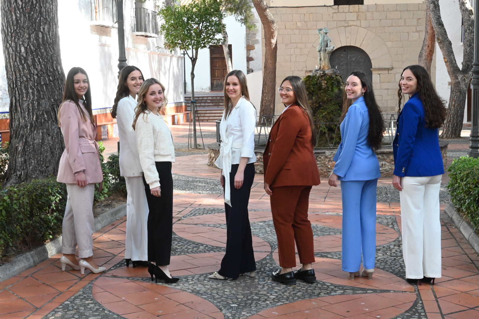 La reina de las fiestas de Vila-real se presenta con su corte de honor en el Termet