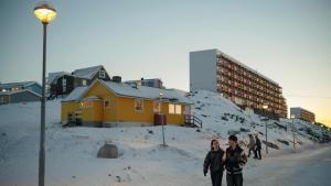 Una pareja pasea por las calles de Nuuk, capital de Groenlandia, que este enero registró su temperatura media más alta desde 1917.
