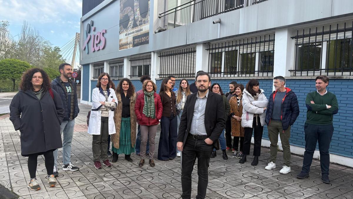 Francisco Rey, en primer término, y Nuria Blanco, primera por la izquierda, junto a otros docentes