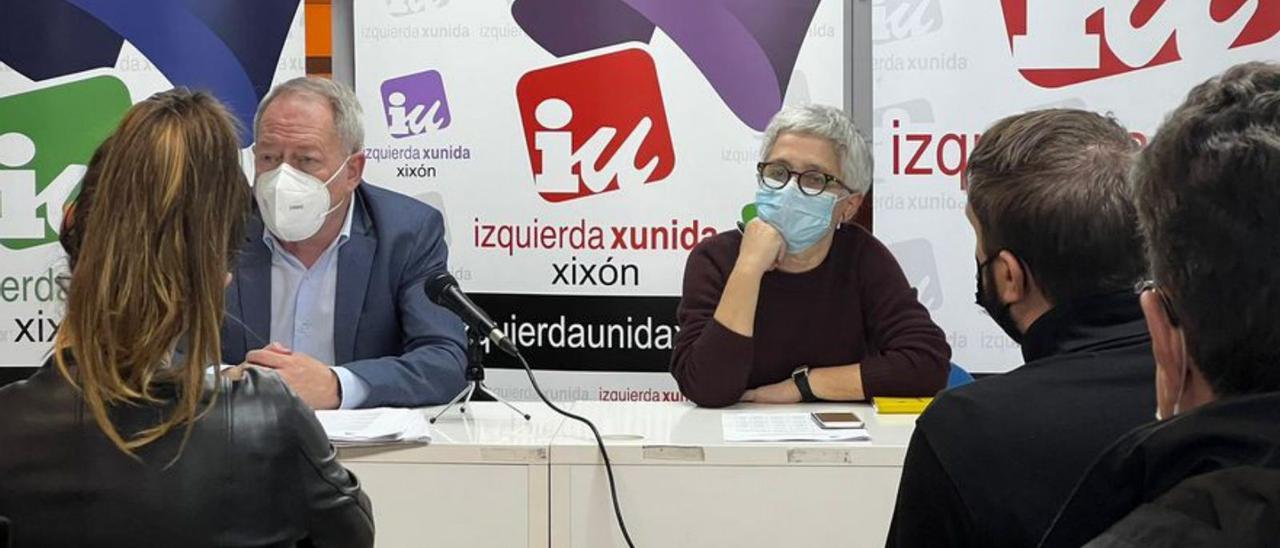 El concejal Aurelio Martín y la coordinadora de IU, Ana Castaño, en la asamblea de la organización para debatir los presupuestos.