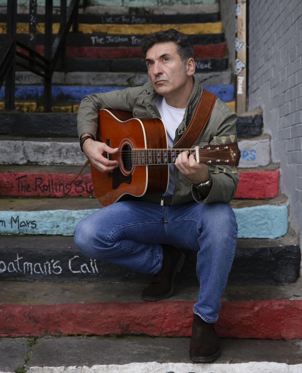 José Taboada, en las escaleras de la Música de Cimavilla.  | JUAN PLAZA