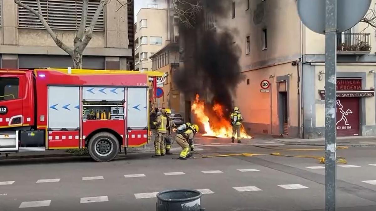 Espectacular incendi de contenidors a Girona
